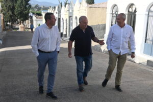 El alcalde y el concejal de Servicios Municipales, junto al encargado del Cementerio Municipal.