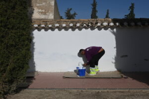 Trabajos de pintura realizados por miembros de la Asociación Intedis en el Cementerio Municipal.