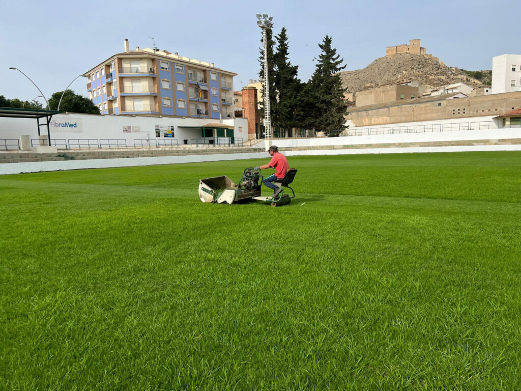 Trabajos en el Campo Municipal de Deportes de Mula.