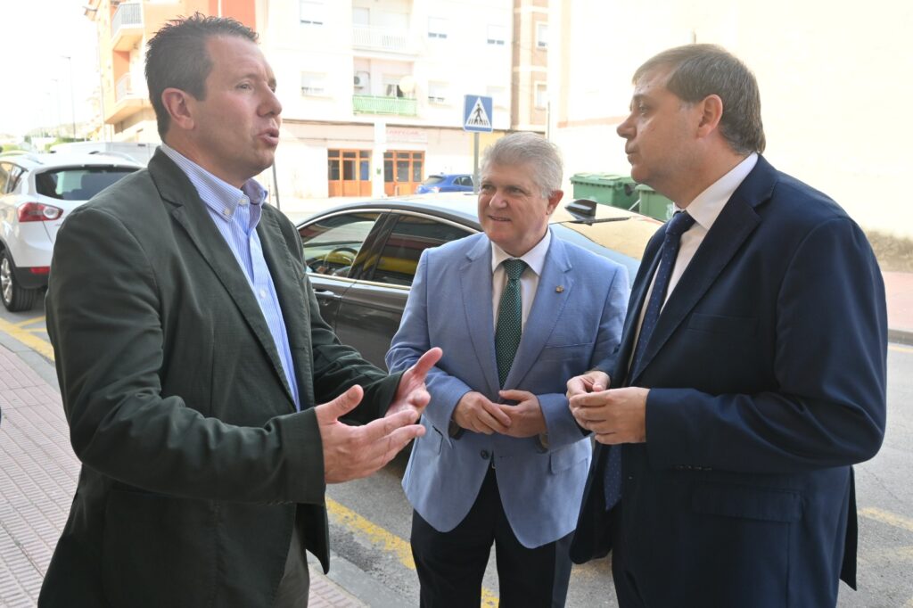 Juan Jesús Moreno junto al presidente de Correos y el delegado de Gobierno de la Región.