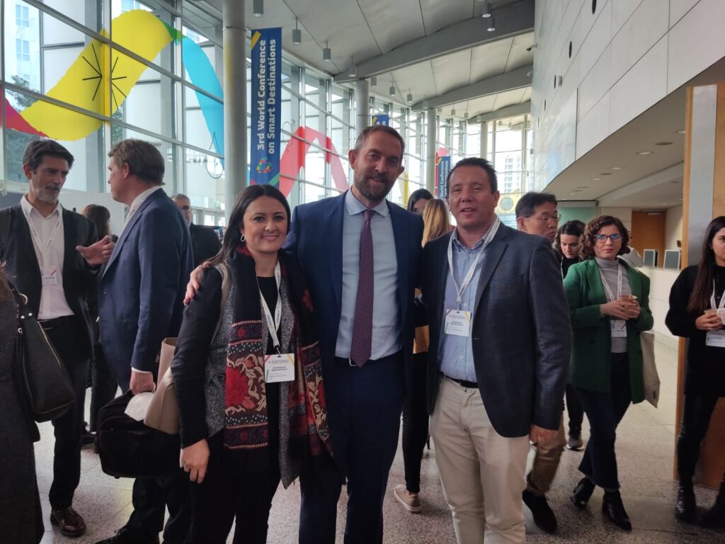 De izq. a drcha. Alejandra Martínez, concejala de Turismo; Fernando Valdés, secretario de Estado de Turismo; Juan Jesús Moreno, alcalde de Mula.