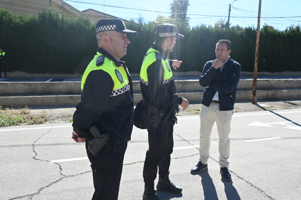 El alcalde junto a la Policía Local en el futuro Parque de Educación Vial.