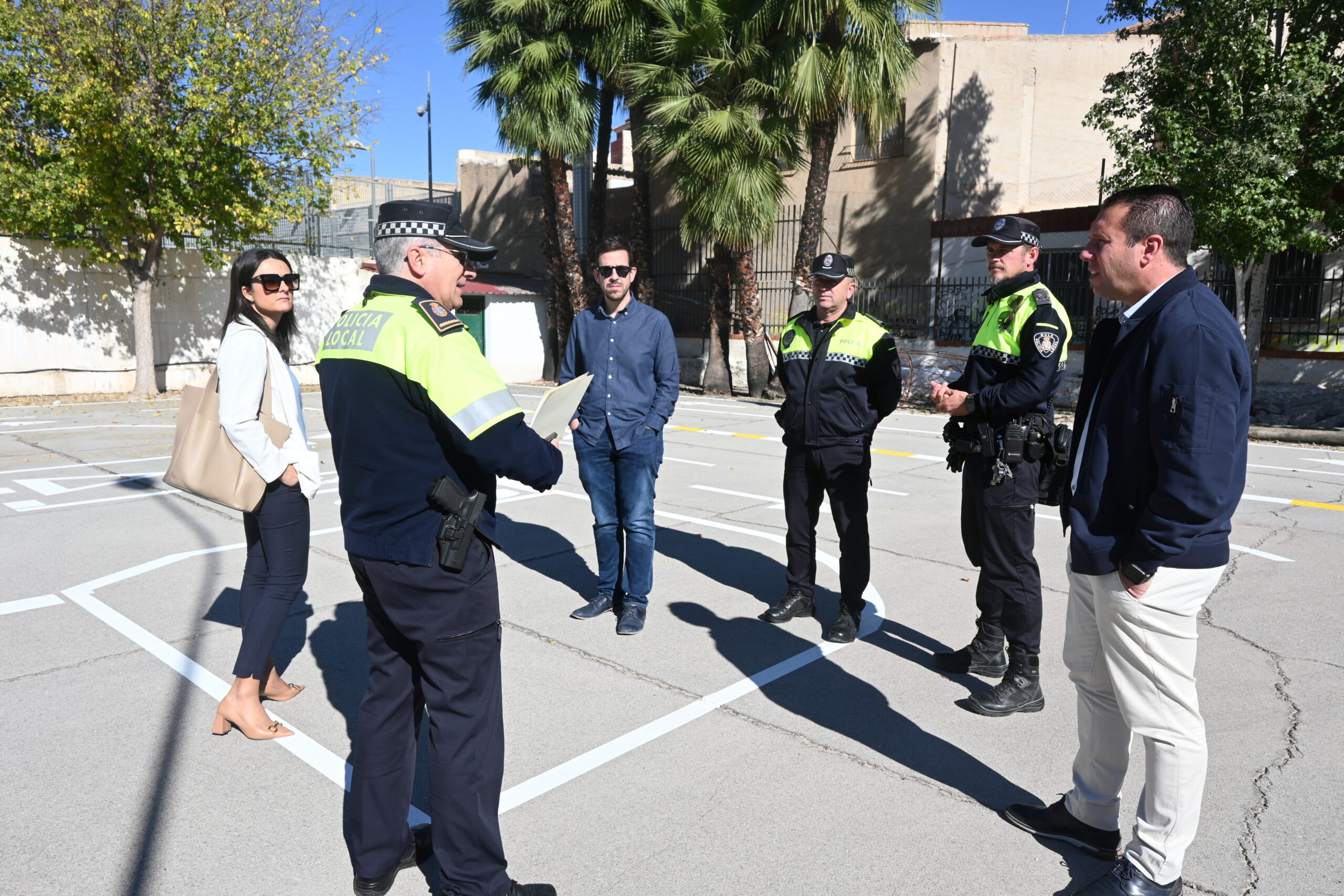 El alcalde y concejales del Ayuntamiento de Mula junto a la Policía Local en el futuro Parque de Educación Vial.