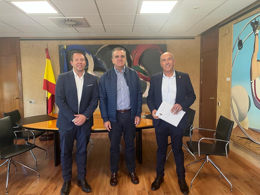 Juan Jesús Moreno y Vicente López junto al presidente del Consejo Superior de Deportes.