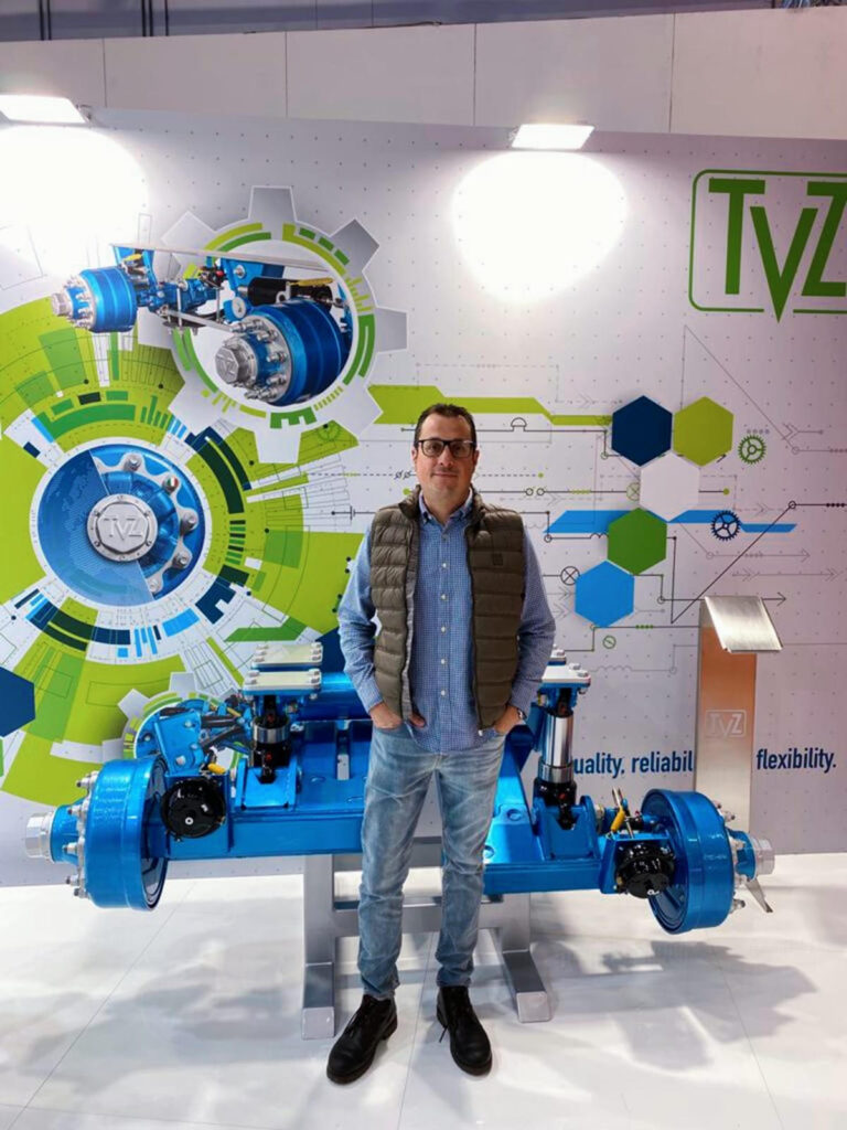 Miembro de Estampaciones Metálicas La Muleña presentando su innovación agrícola