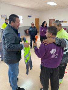 Juan Jesús Moreno charlando con integrantes de Intedis