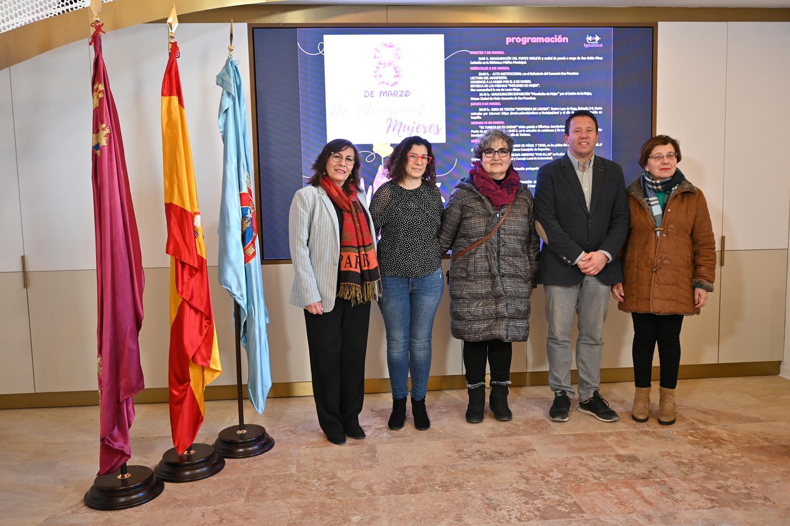 Miembros del equipo de Gobierno, junto a Ana Hernández (en medio), homenajeada con motivo del Día de la Mujer.