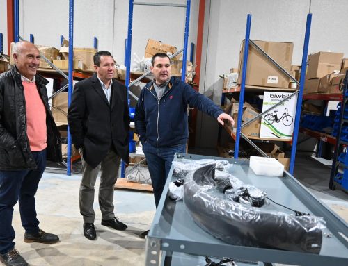 MULA| El alcalde de Mula visita la empresa muleña biwbik