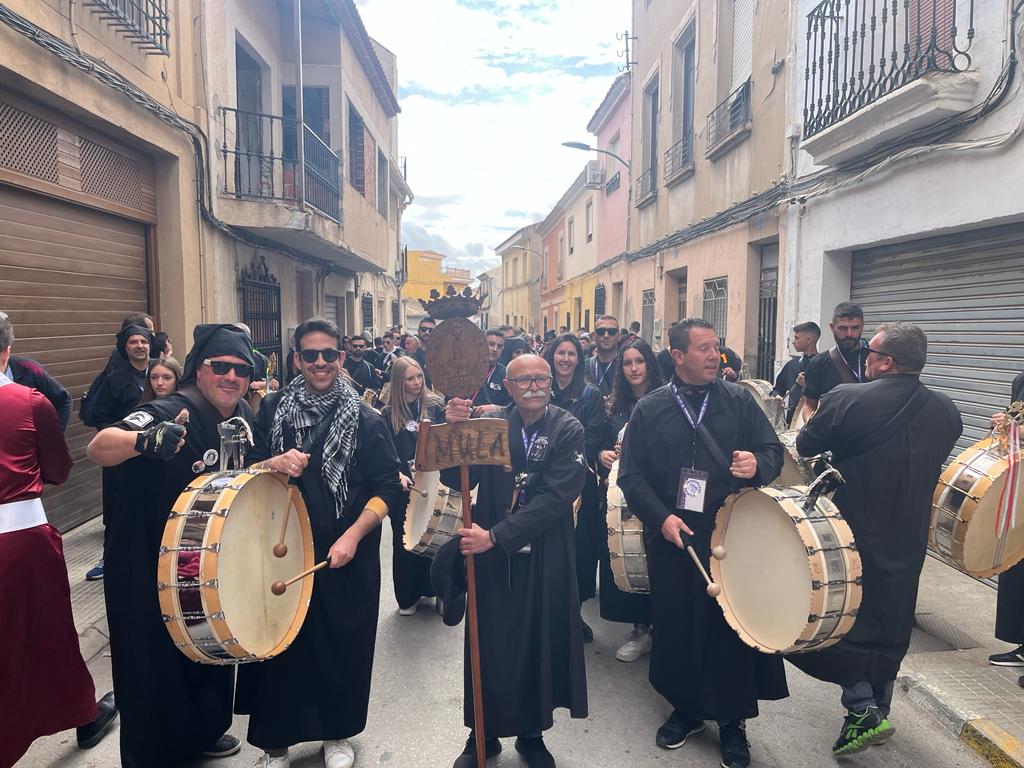 Los concejales de Cultura, Tambores y el alcalde de Mula (de izq. a drcha.) durante el desfile de las delegaciones en las Jornadas Nacionales de Tobarra.