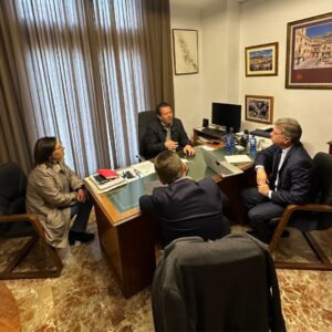 El Alcalde de Mula y la Concejala de Servicios Sociales se reúnen con Caixabank para abordar la cuestión de la vivienda social